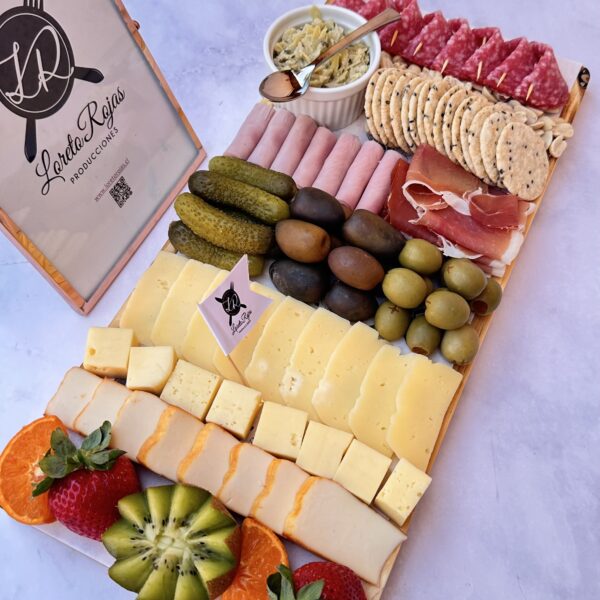 Tabla de picoteo salado de 40 cm con queso ahumado, mantecoso y edam (hasta 5 personas) Incluye 1 pocillo de loza y la tabla de madera