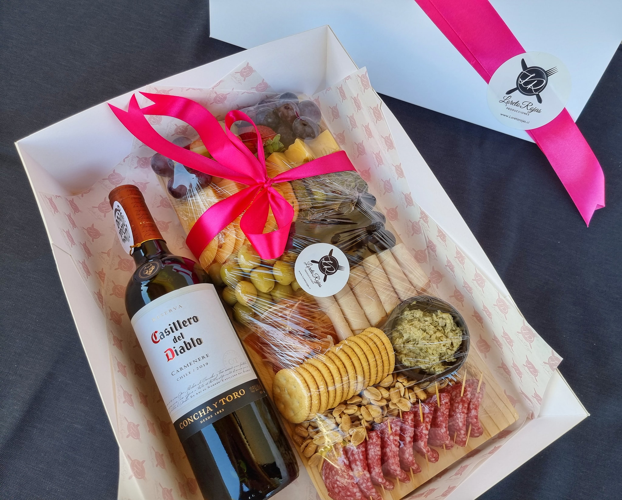 Asombrosamente Sociable Fantasía Pack de regalo tabla + vino en box – Loreto Rojas