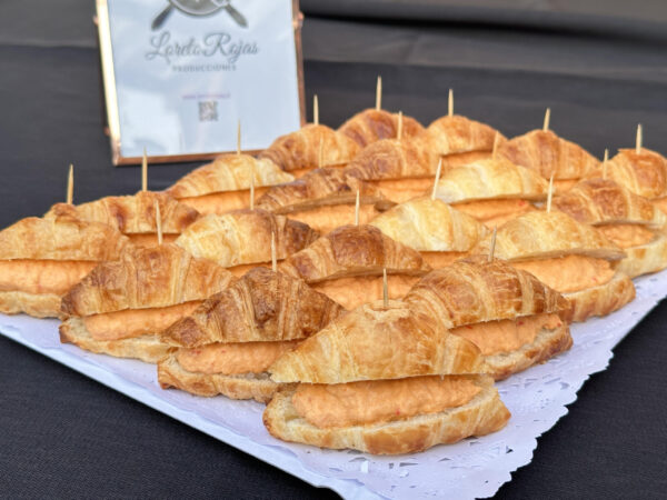 20 mini croissant con nuestra deliciosa pasta casera de ave pimiento