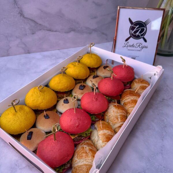 Box tapaditos premium (Hamburguesa veggie y de res/ carpaccio de salmón/ churrasquito mini frica)