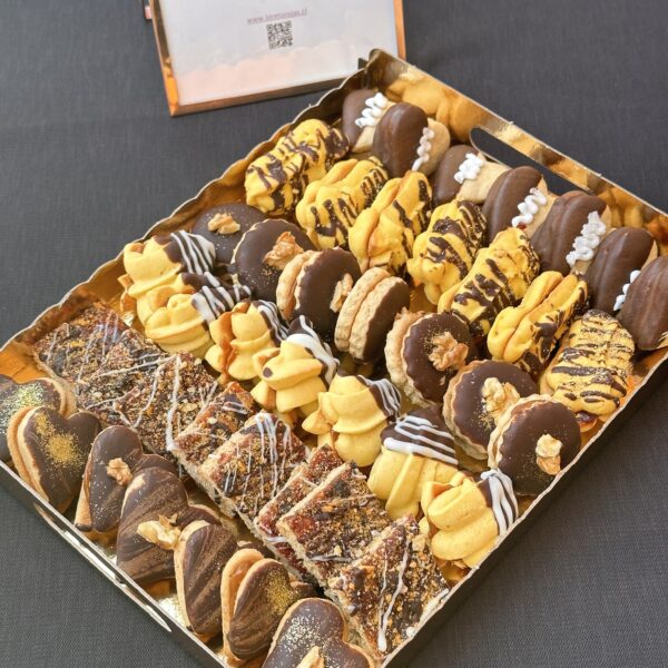 Bandejita dorada con finas galletitas biscuit para tu coffee break (50 unidades)