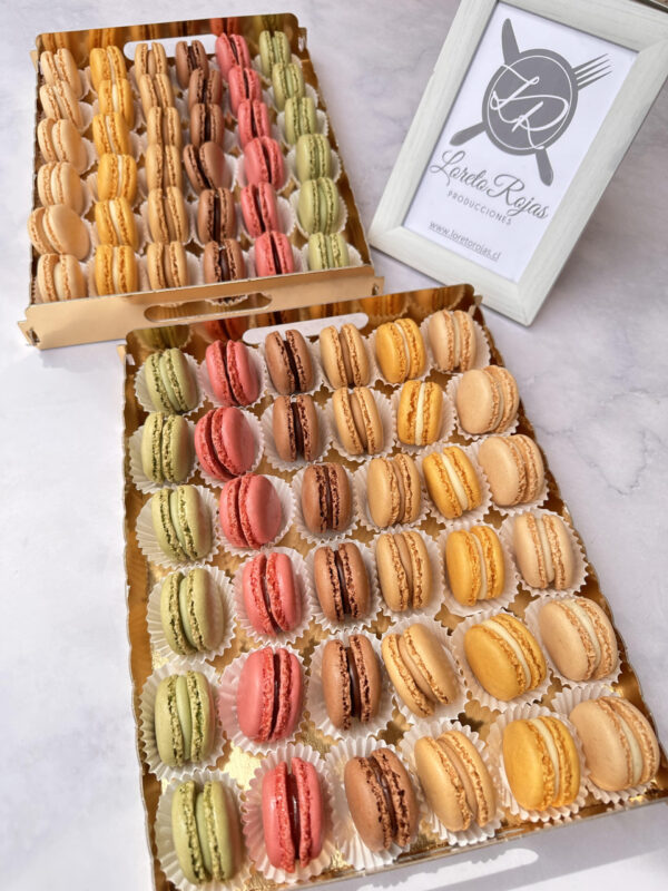 36 deliciosos macarons en bandejita dorada (maracuya, pistacho, vainilla, chocolate, frambuesa, caramelo) - Imagen 2