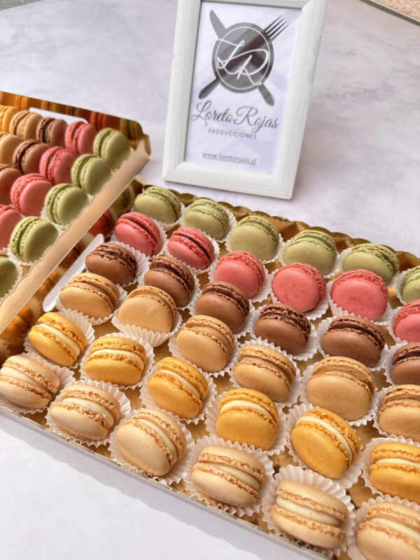 36 deliciosos macarons en bandejita dorada (maracuya, pistacho, vainilla, chocolate, frambuesa, caramelo)