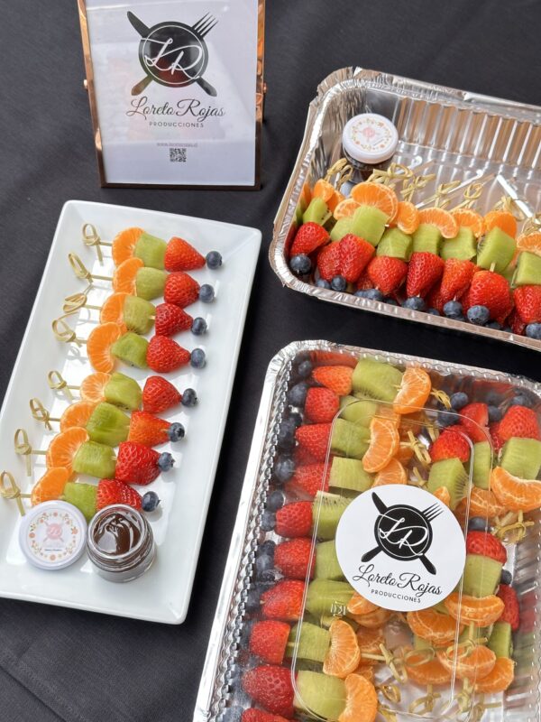 25 Brochetas de fruta de estación + pocillo de loza con salsa de chocolate para untar - Imagen 2