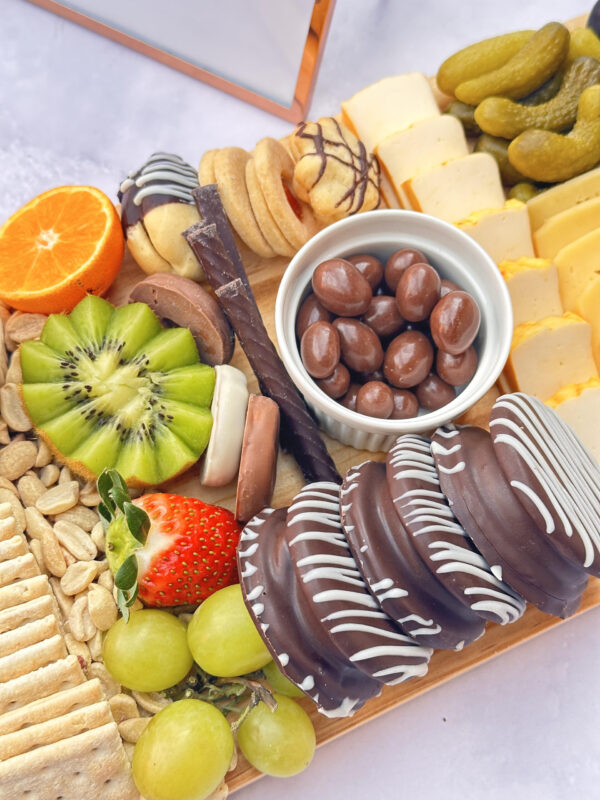 Tabla de picoteo mixta de 80 cm con alfajores (hasta 8 personas) Incluye 4 pocillos de loza - Imagen 3