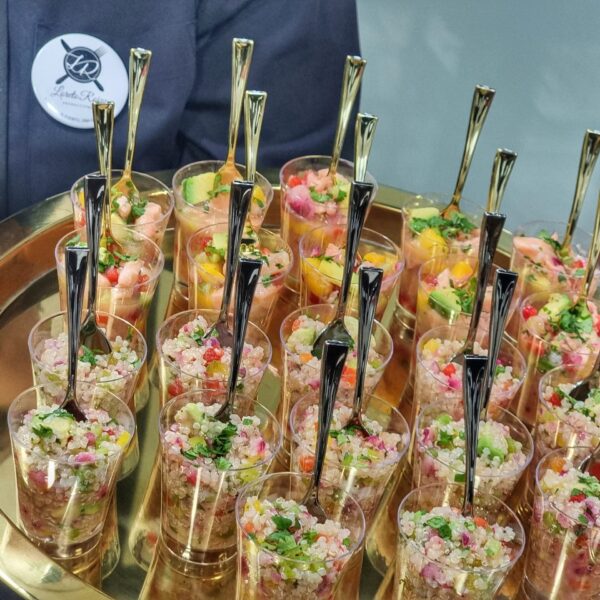 Cajita con 12 shot de ceviche fresco Reineta, camarón y ají peruano de maracuyá + cucharitas plateadas