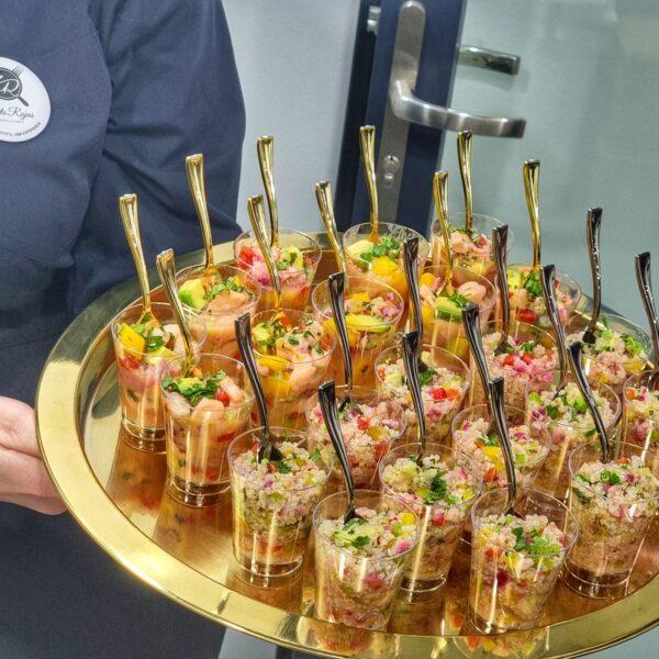 Cajita con 12 shot de ceviche fresco Salmón, palta y mango + cucharitas plateadas