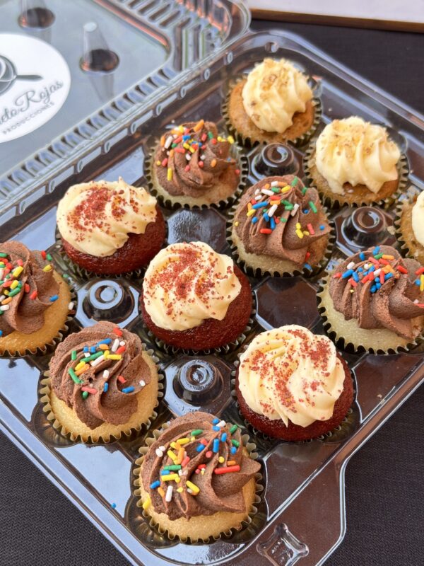 24 mini cupcakes con 4 sabores (red velvet, carrot cake, vainilla, chocolate)