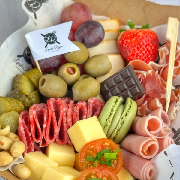 1 bandejita mediana de regalo con mix picoteo salado y dulce (IDEAL PARA REGALOS CORPORATIVOS)