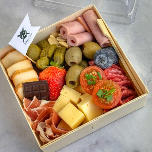 Mini cajita de bambú con mix de picoteo (IDEAL PARA REGALOS CORPORATIVOS)