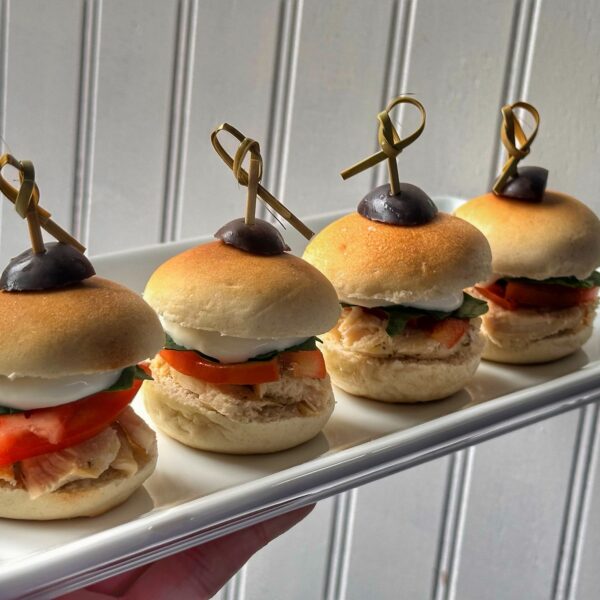 30 tapaditos mini frica con suprema de ave, tomate, espinaca y lactonesa de ajo