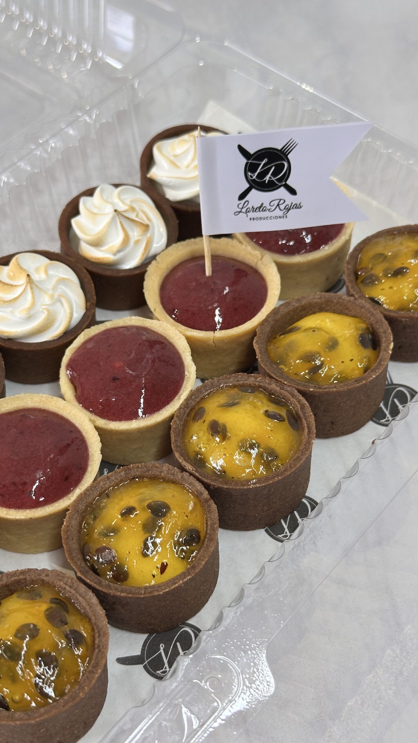 NUEVA Bandejita con 15 petit four (pie de limón/ mousse maracuya/ cheescake frutos rojos) - Imagen 2