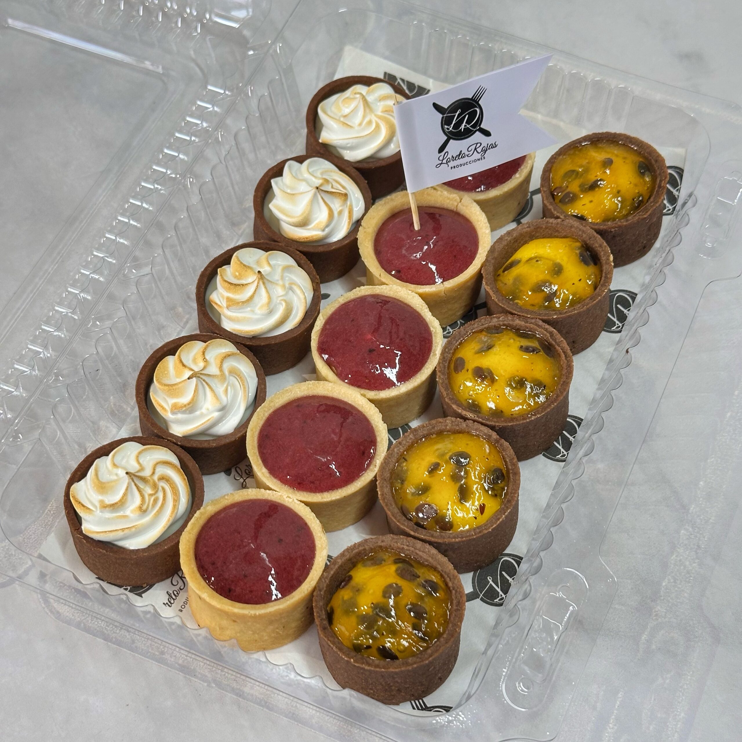 NUEVA Bandejita con 15 petit four (pie de limón/ mousse maracuya/ cheescake frutos rojos)