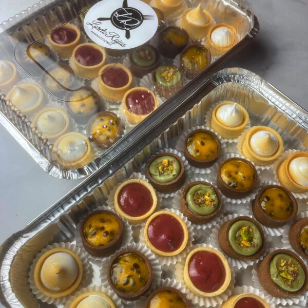 24 petit four con base de masa sablée artesanal con pie de limón, mousse maracuya, cheescake frutos rojos, Cheescake de pistacho