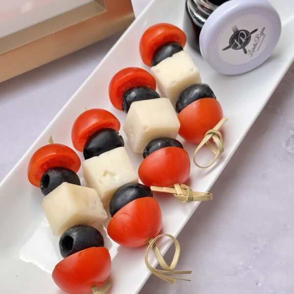24 brochetas con queso de cabra,  tomate cherry y aceituna negra + aceto al merlot