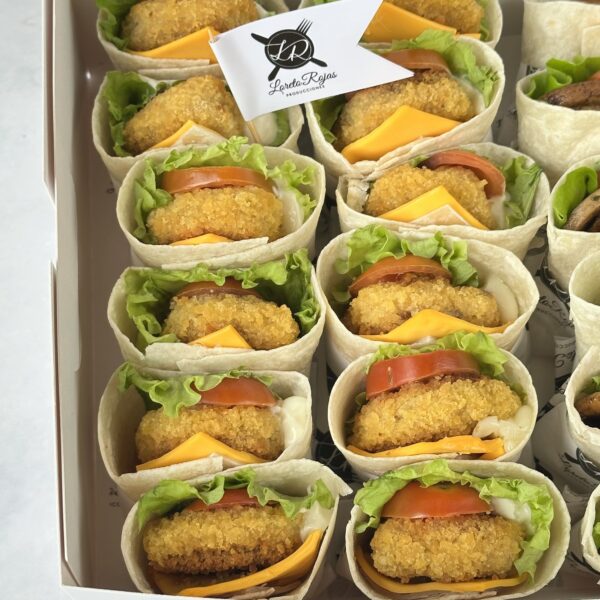 24 mini fajitas con nugget de pollo, queso cheddar, tomate cherry, lechuga y mayonesa