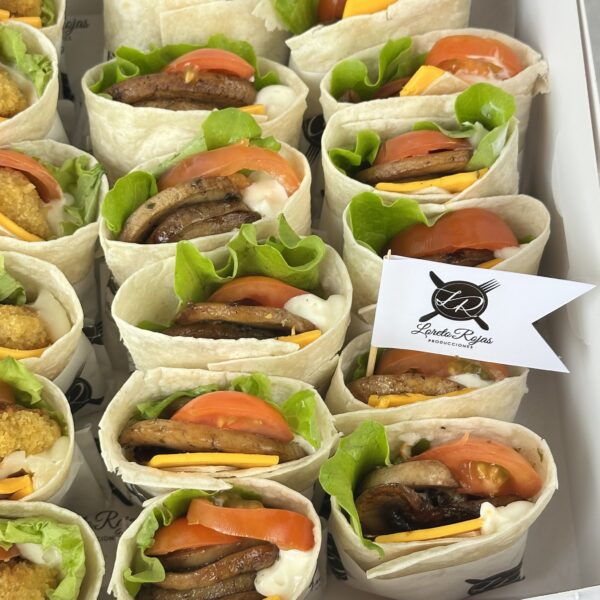 24 Mini fajitas de champiñones salteados, tomatito cherry, queso cheddar, lechuga y mayonesa