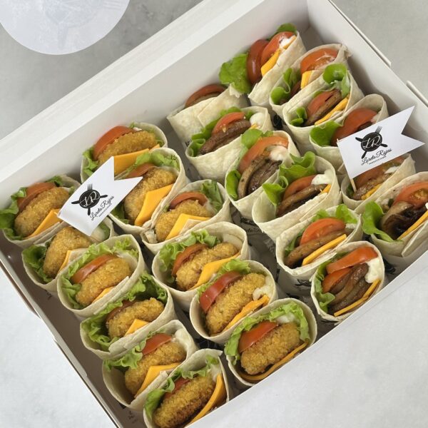 Cajita con 24 mini fajitas de 2 variedades: Nuggets y champiñones rellenos con queso cheddar, tomate cherry, lechuga y mayonesa