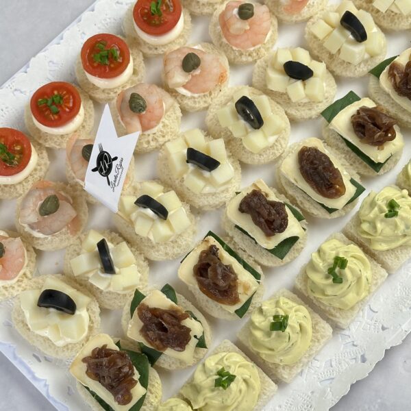 Bandejita de canapés: camarón marinado y alcaparra/ tomate cherry ciboulette/ palmito aceituna/ pasta de huevo ciboulette/ queso camembert cebollas al merlot (PRECIO ESPECIAL POR LANZAMIENTO)
