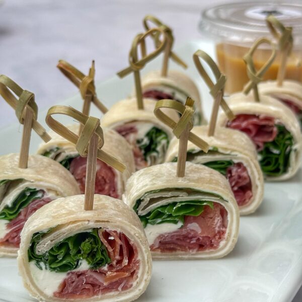 24 Rolls de jamón serrano, queso crema y rucula con un delicioso pesto casero para untar