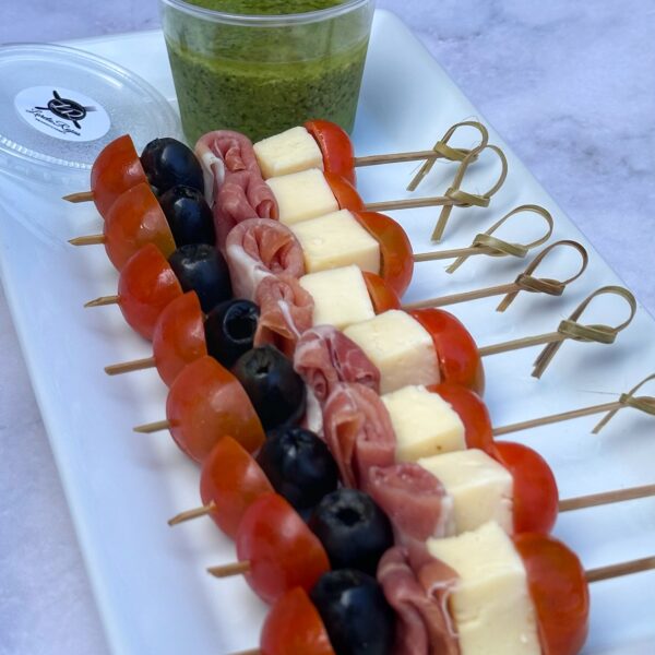 20 Brochetitas de tomate cherry, queso, aceituna negra y jamón serrano con delicioso pesto casero para untar