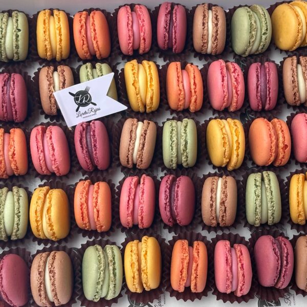 Cajita con 50 macarons frutales (naranja, limón, coco, arandanos, frutilla, maracuya)